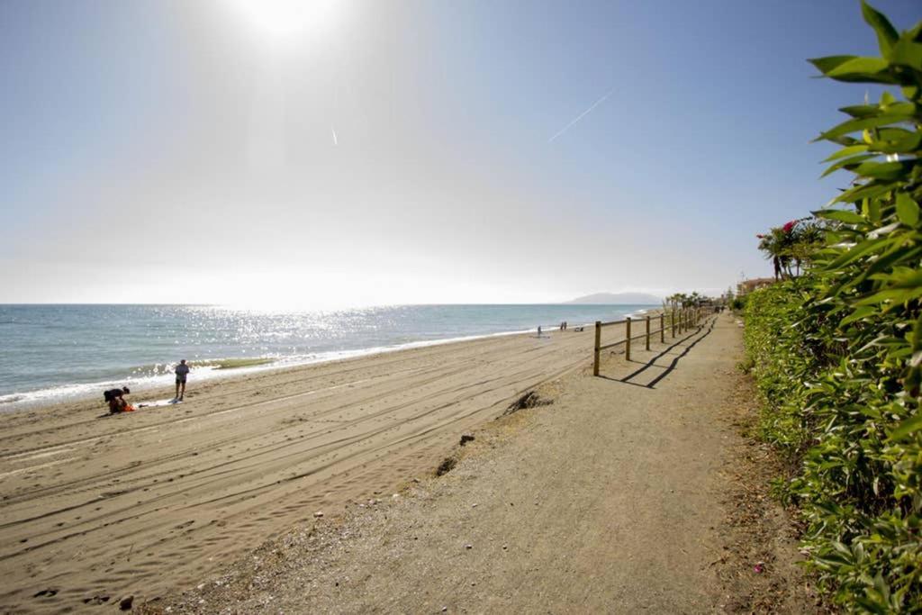 Villa Alboran Beachfront 9Pax Торре-де-Бенагальбон Экстерьер фото